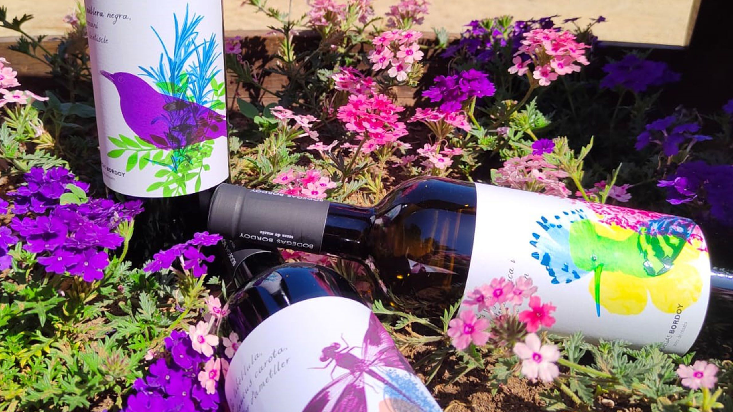 Ampolles de la Col·lecció Bodegas Bordoy entre flors de Mallorca