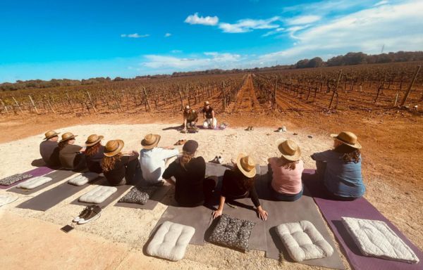 Activitat de ioga i benestar entre les vinyes de Bodegas Bordoy