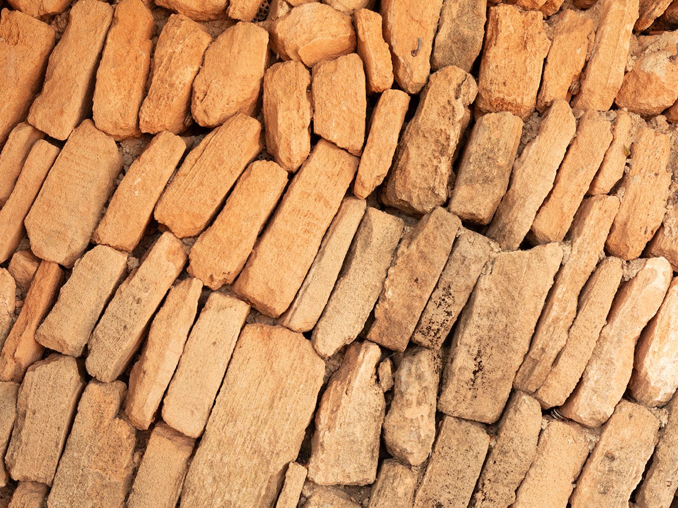Traditionelle Marés-Steinmauer, historisches Baumaterial des Weinguts