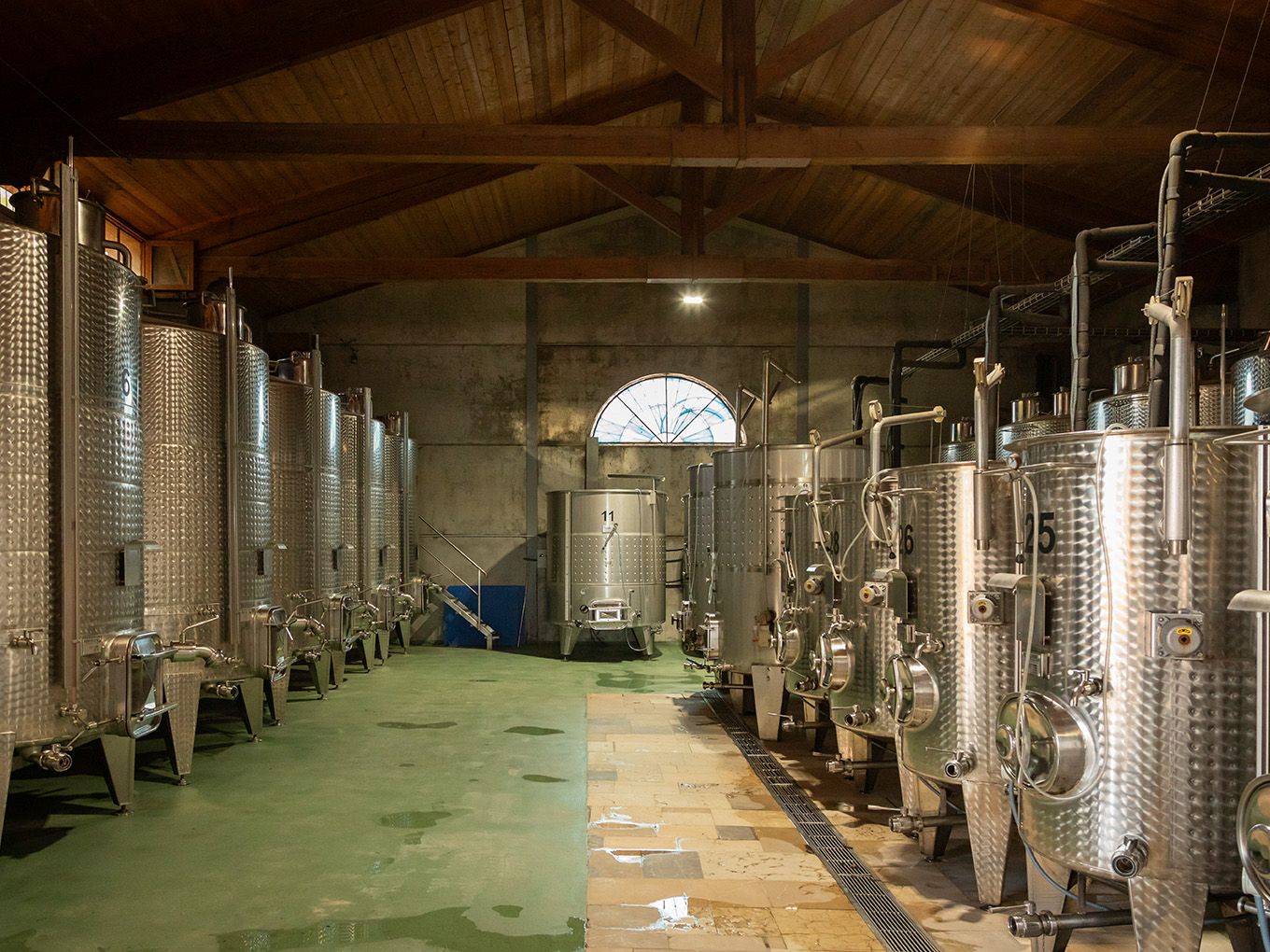 Edelstahltanks im Kellereigebäude von Bodegas Bordoy